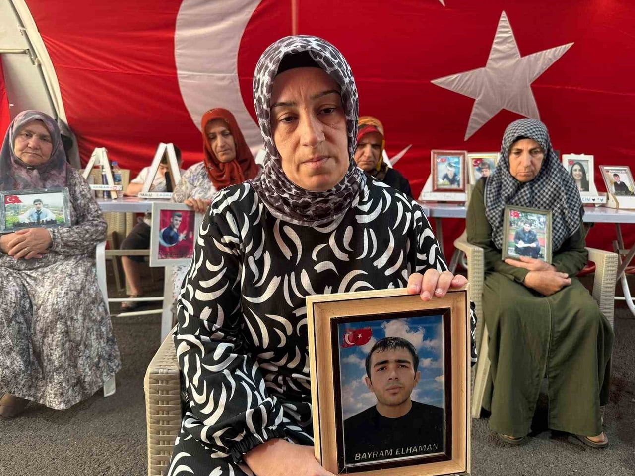 OĞLU BAYRAM İÇİN EVLAT NÖBETİ TUTAN ANNE AYTEN ELHAMAN, 7 YILDIR HDP İL BİNASI ÖNÜNDE OLDUĞUNU...