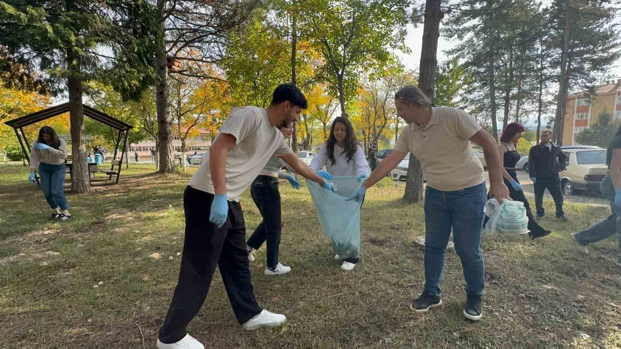 KASTAMONU ÜNİVERSİTESİ RAFET VERGİLİ MESLEK YÜKSEKOKULU ÖĞRENCİLERİYLE AKADEMİSYENLER, KAMPÜSTE...