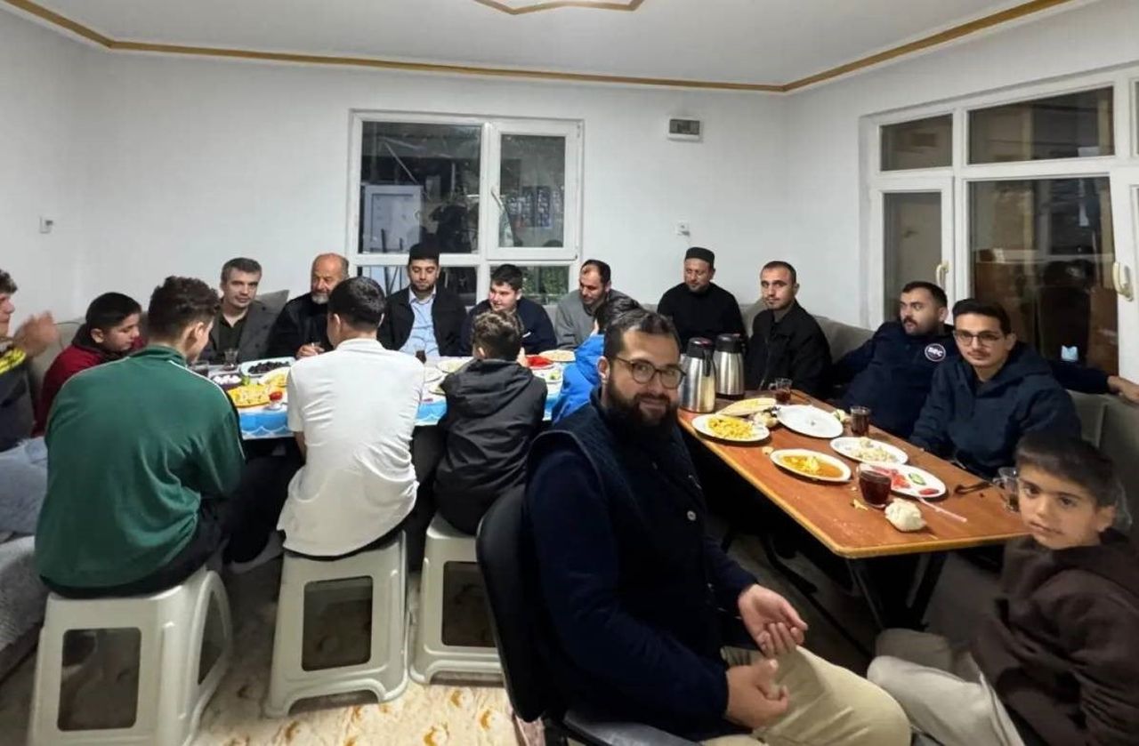 SİNOP’UN ERFELEK İLÇESİNDE DÜZENLENEN PROGRAMDA GENÇLER, SABAH NAMAZINDA BİR ARAYA GELDİ.