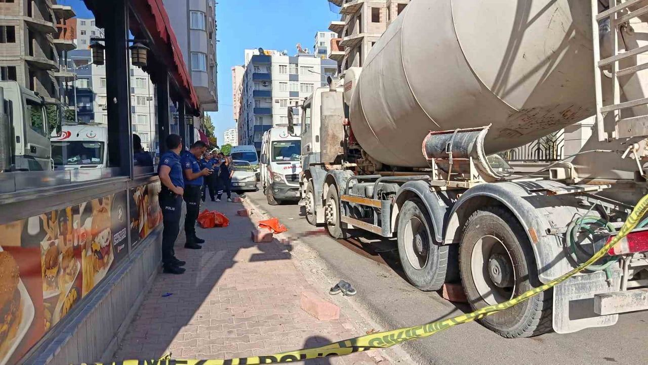ADANA’DA MANEVRA YAPAN BETON MİKSERİNİN ALTINDA KALAN KİMLİĞİ HENÜZ BELİRLENEMEYEN KİŞİ, OLAY...