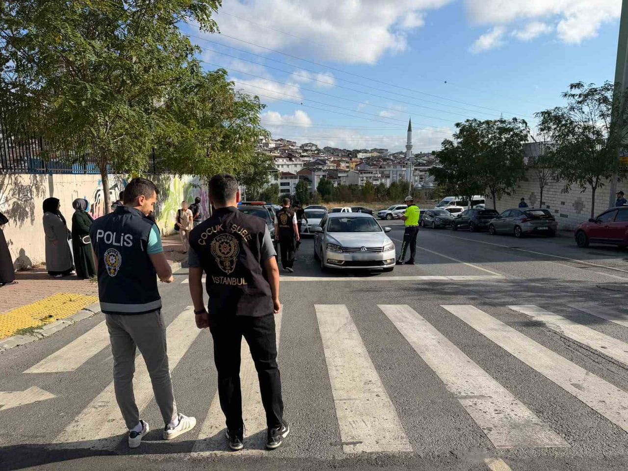 İSTANBUL EMNİYET MÜDÜRLÜĞÜ EKİPLERİ, EĞİTİM ÖĞRETİM YILININ İLK GÜNÜNDE OKUL ÖNÜ VE ÇEVRESİNDE...