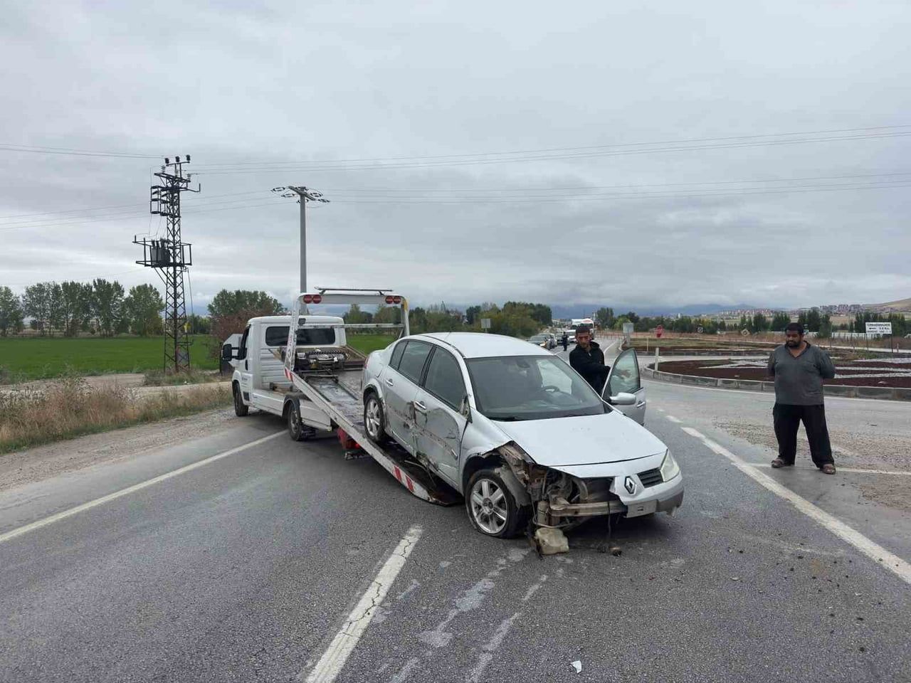 AFYONKARAHİSAR’IN EMİRDAĞ İLÇESİNDE MEYDANA GELEN TRAFİK KAZASINDA KONTROLDEN ÇIKAN OTOMOBİL...