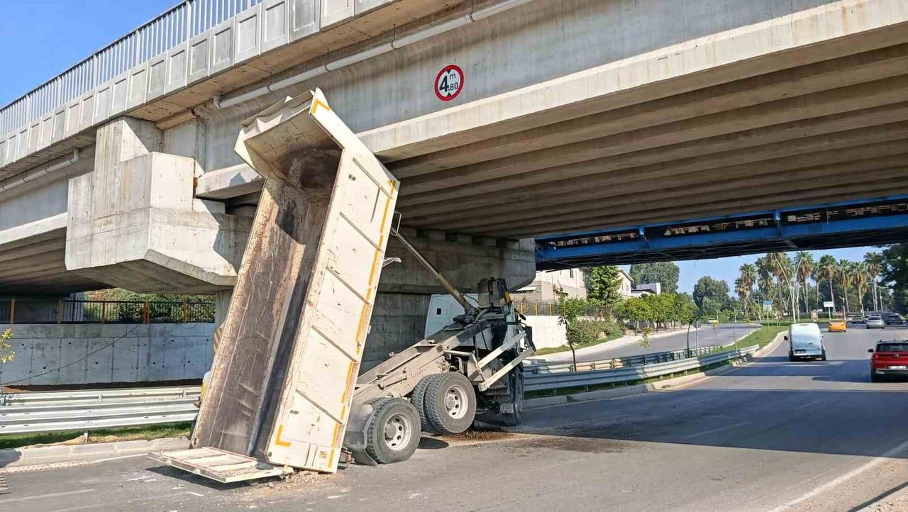 ADANA'DA SEYİR HALİNDEYKEN DAMPERİ AÇILAN ASKİ'YE AİT KAMYON, HIZLI TREN KÖPRÜSÜNÜN ALTINDAN...