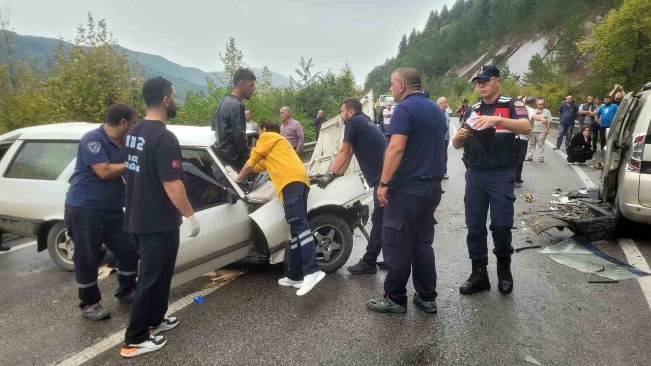 KASTAMONU’NUN İNEBOLU İLÇESİNDE HAFİF TİCARİ ARAÇ İLE OTOMOBİLİN ÇARPIŞMASI SONRASI CAMA SIKIŞAN...