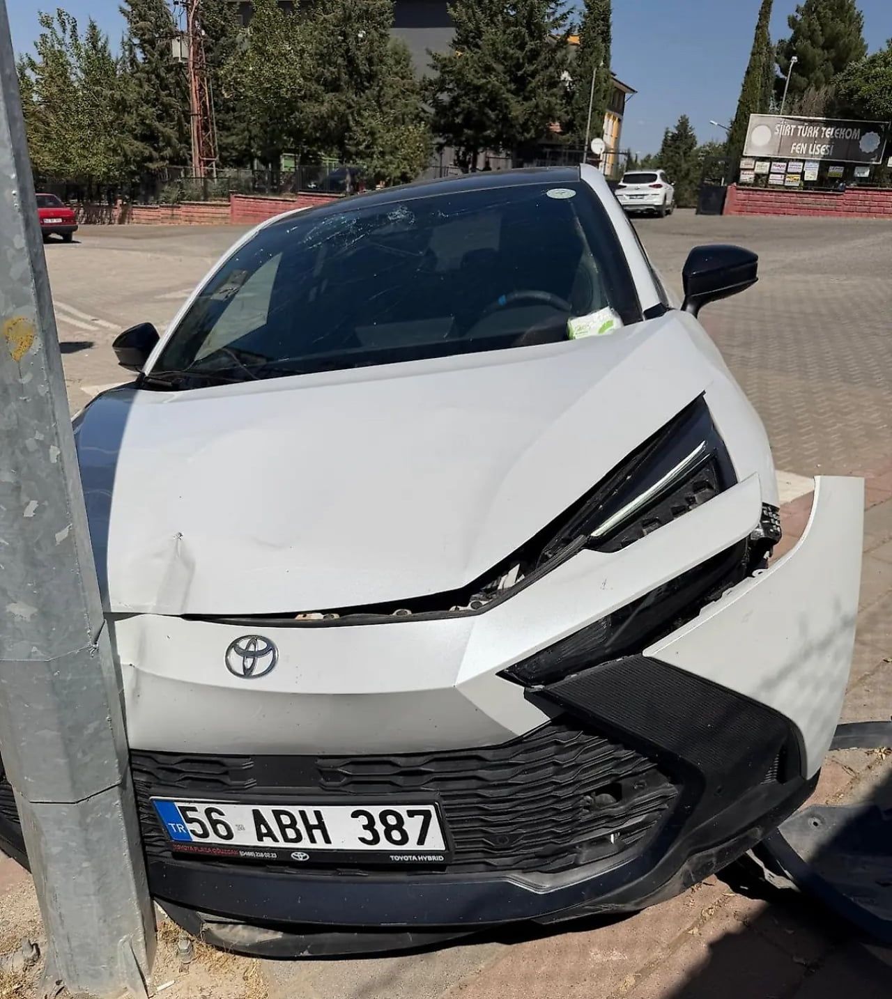 SİİRT'TE AYDINLATMA DİREĞİNE ÇARPAN OTOMOBİLDE YARALANAN OLMAZKEN MADDİ HASAR MEYDANA GELDİ