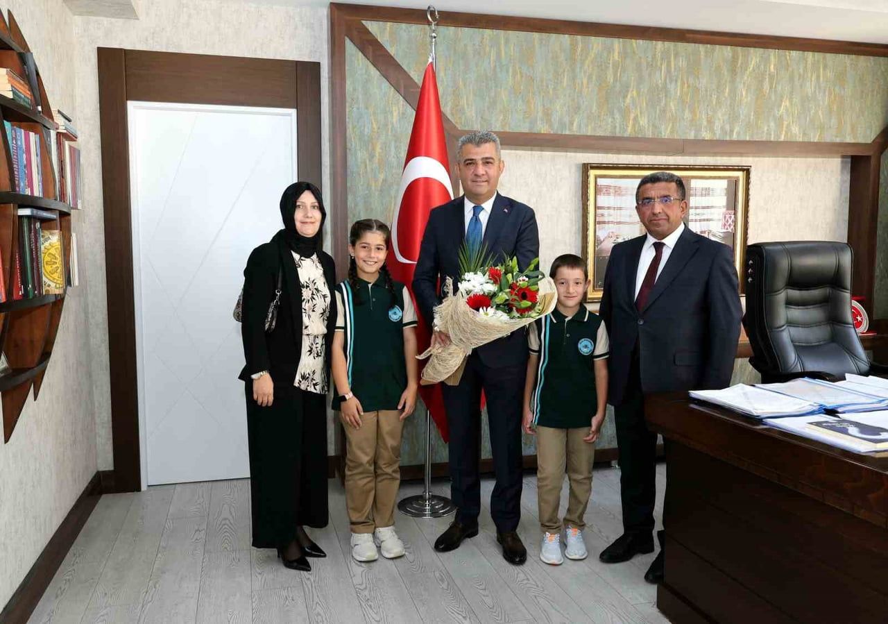ERZURUM’DA İLK DERS ZİLİ ÇALDI, BİNLERCE ÖĞRENCİ VE ÖĞRETMEN DERS BAŞI YAPTI.
