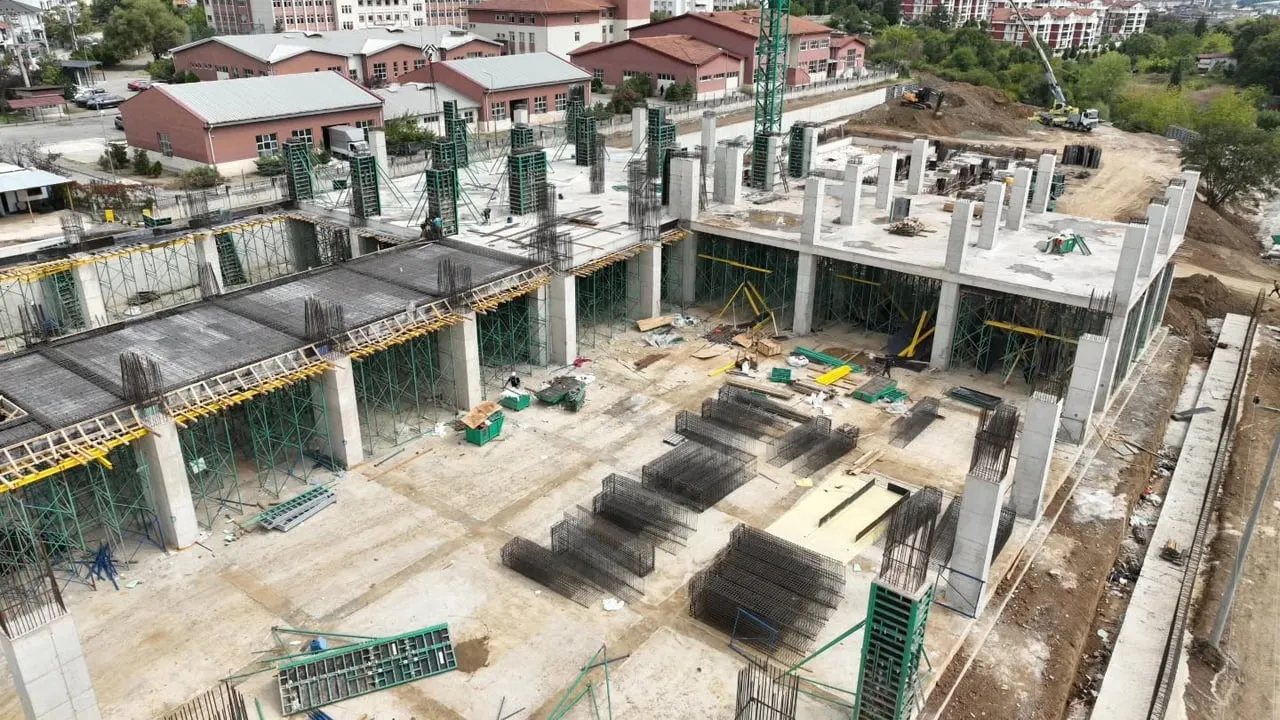 GÖLCÜK’TE 5 BİN 400 METREKARELİK ALANDA İNŞA EDİLEN ÇOK AMAÇLI SPOR KOMPLEKSİ VE KAPALI YÜZME...