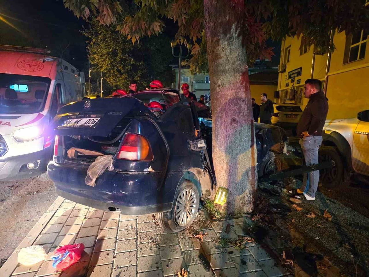 ADANA'DA OTOMOBİLİN AĞACA ÇARPMASI SONUCU 1 ÇOCUK HAYATINI KAYBEDERKEN, AĞABEYİ AĞIR...