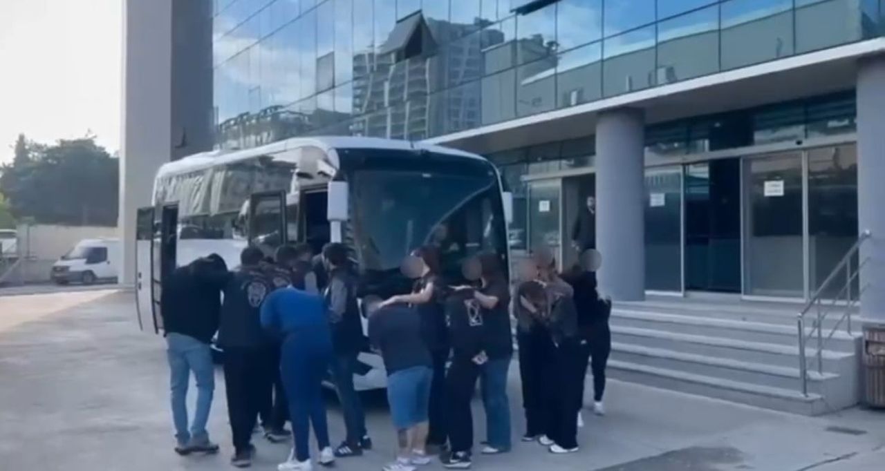 İNTERNETTE KADIN KILIĞINA GİRİP EVLİLİK VAADİYLE KANDIRDILAR, SONRA TEHDİT ETTİLER : BURSA’DA 10...