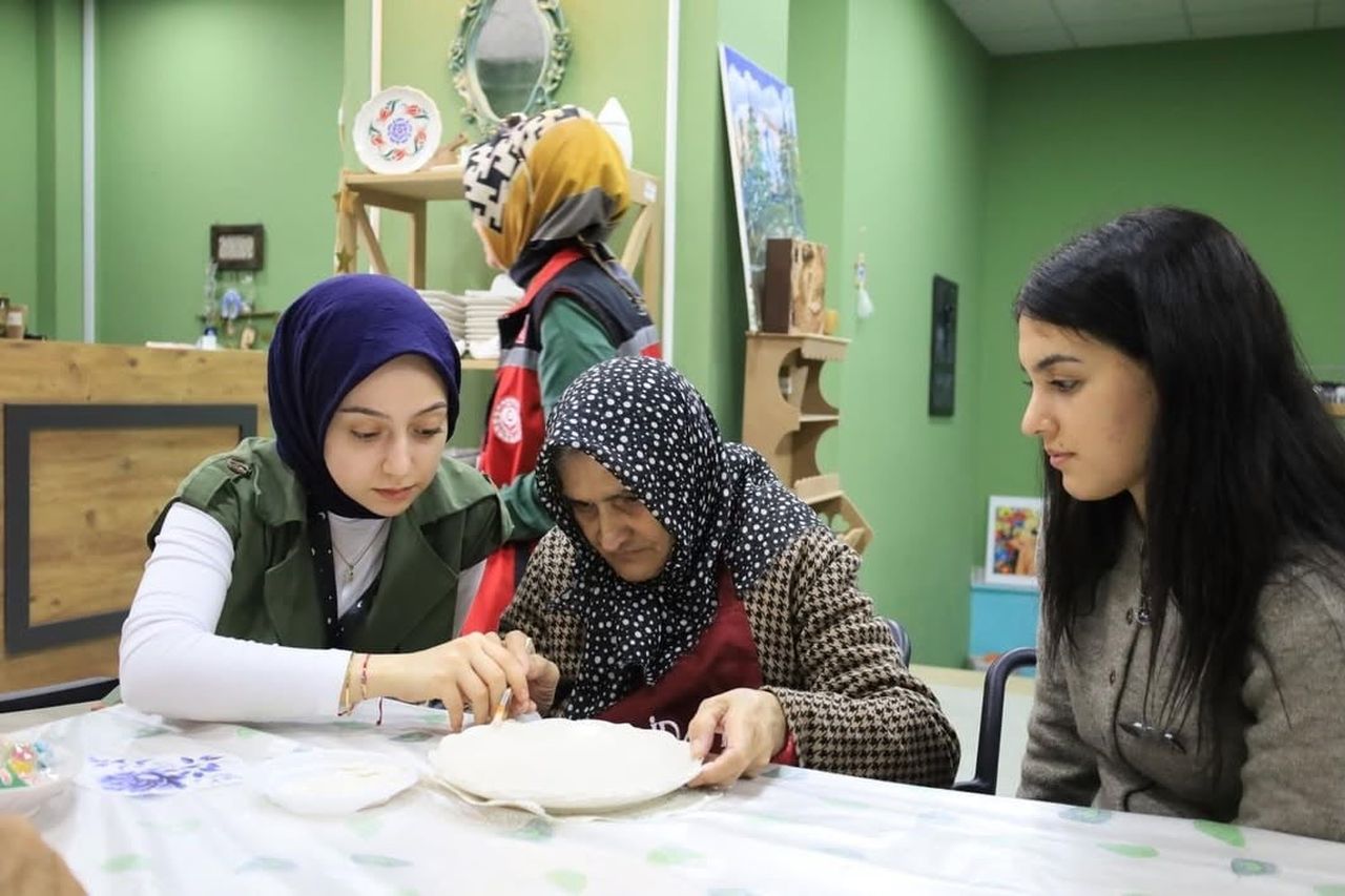 ERZİNCAN’DA GENÇLER VE YAŞLILAR SANAT ETKİNLİĞİNDE BULUŞTU