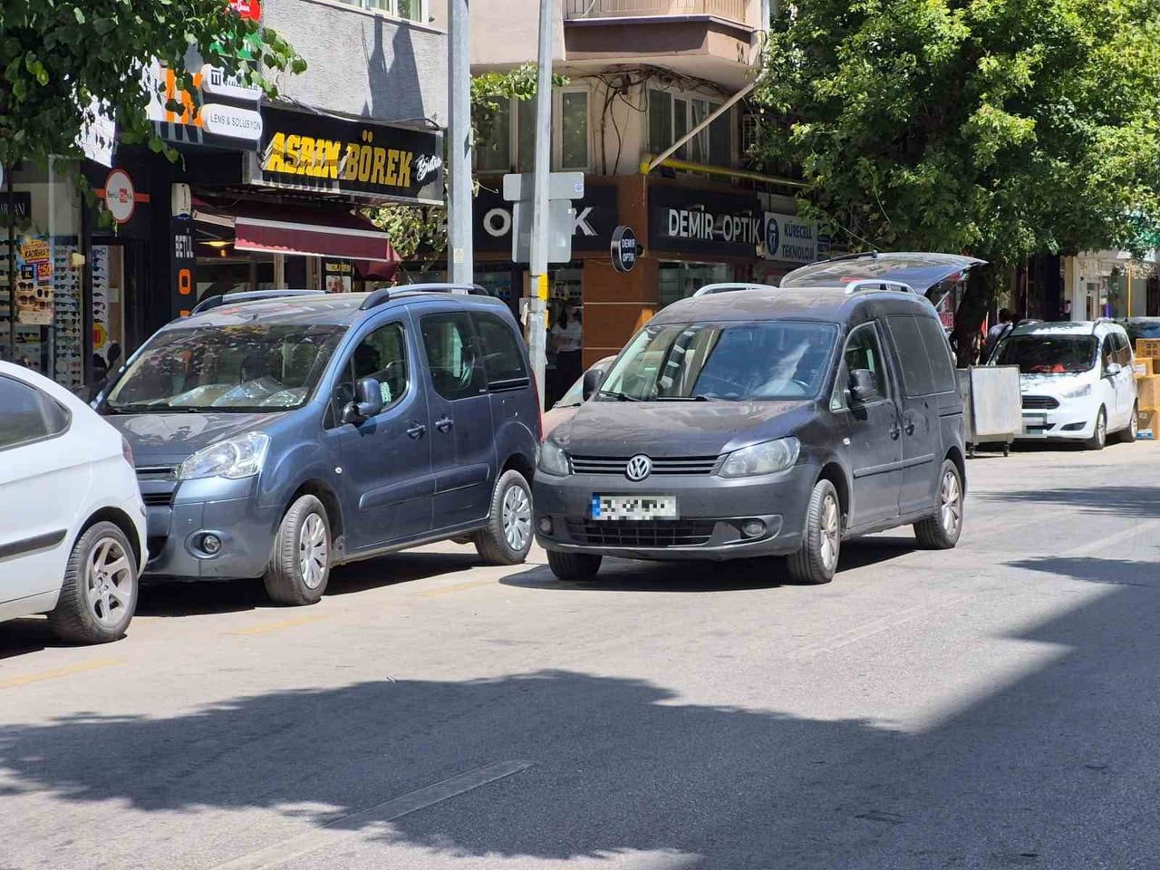 ESKİŞEHİR'İN YOĞUN CADDELERİNDEN BİRİNCE ARAÇLARIN ÇİFT SIRA HALİNDE PARK ETMESİ TRAFİK AKIŞINI...