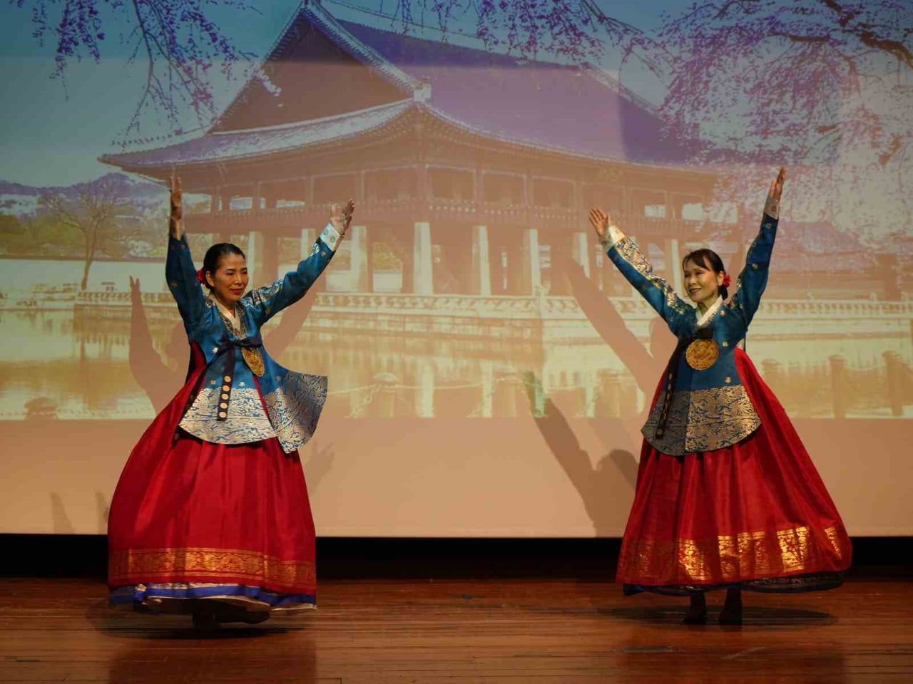 KASTAMONU’DA GÜNEY KORE’NİN GELENEKSEL KIYAFETLERİNİN TANITILDIĞI “ZAMANA NAKŞEDİLEN HANBOK”...