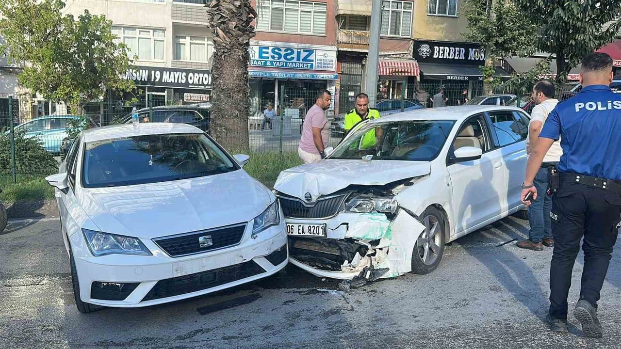 SAMSUN’UN İLKADIM İLÇESİNDE DİREKSİYON HAKİMİYETİNİ KAYBEDEREK KARŞI ŞERİDE GEÇEN OTOMOBİL, KARŞI...