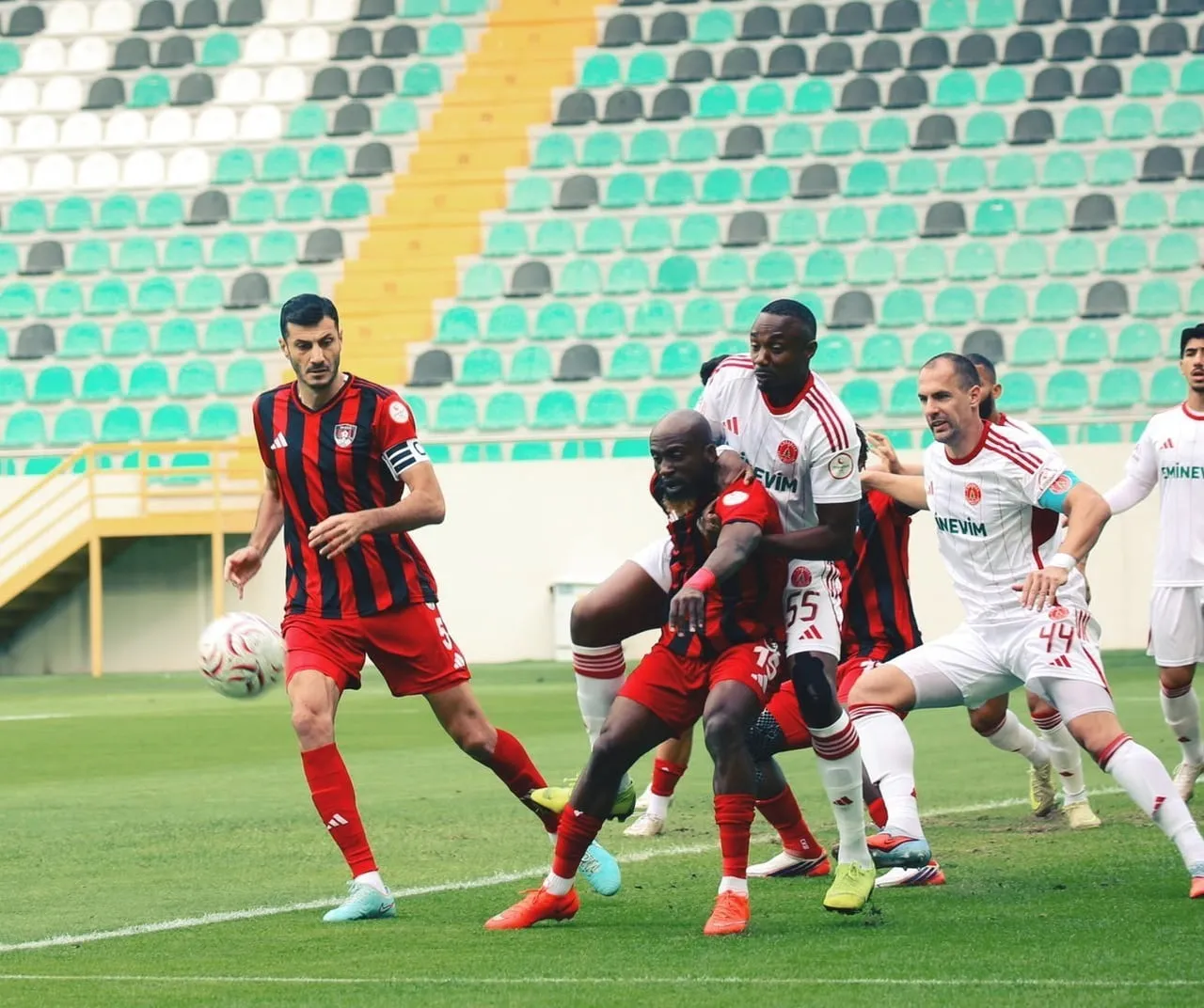 TRENDYOL 1. LİG'İN 11. HAFTASINDA VANSPOR FK, AKHİSAR'DA KARŞILAŞTIĞI ÜMRANİYESPOR'A 2-0 MAĞLUP...