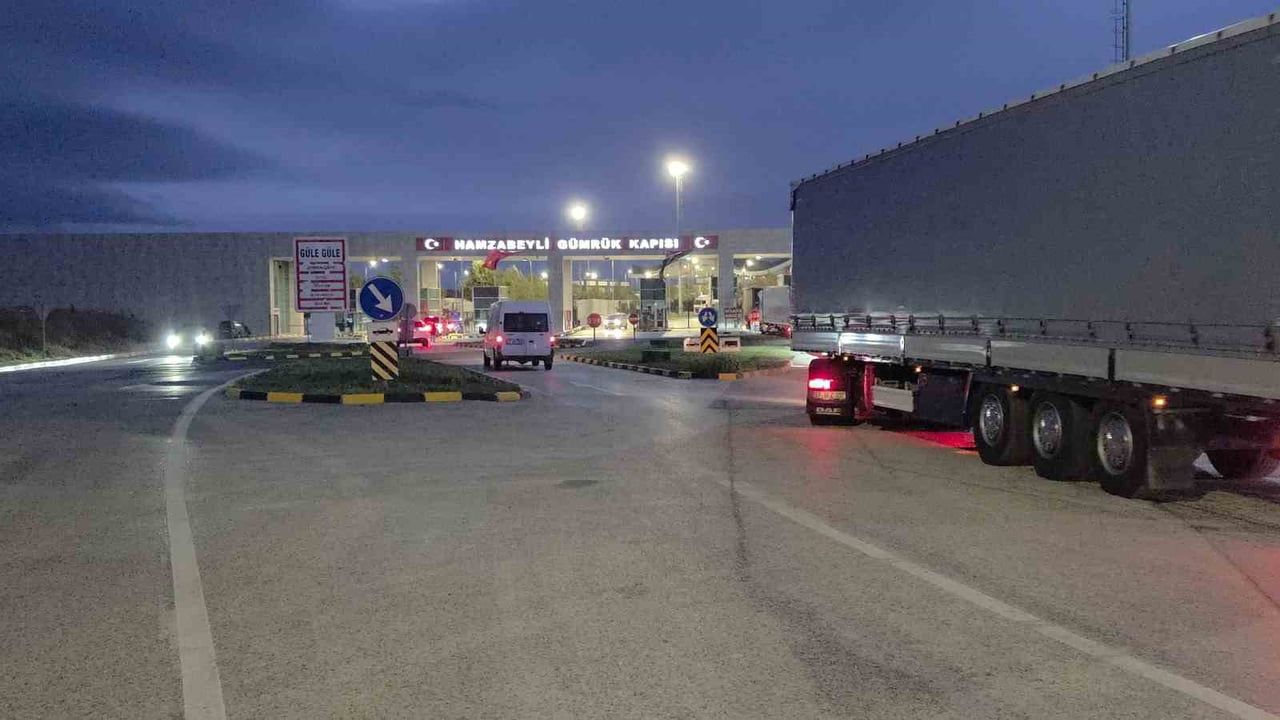 HAMZABEYLİ GÜMRÜK KAPISI AÇILDI, TIR ÇIKIŞLARDI TEKRAR BAŞLADI.