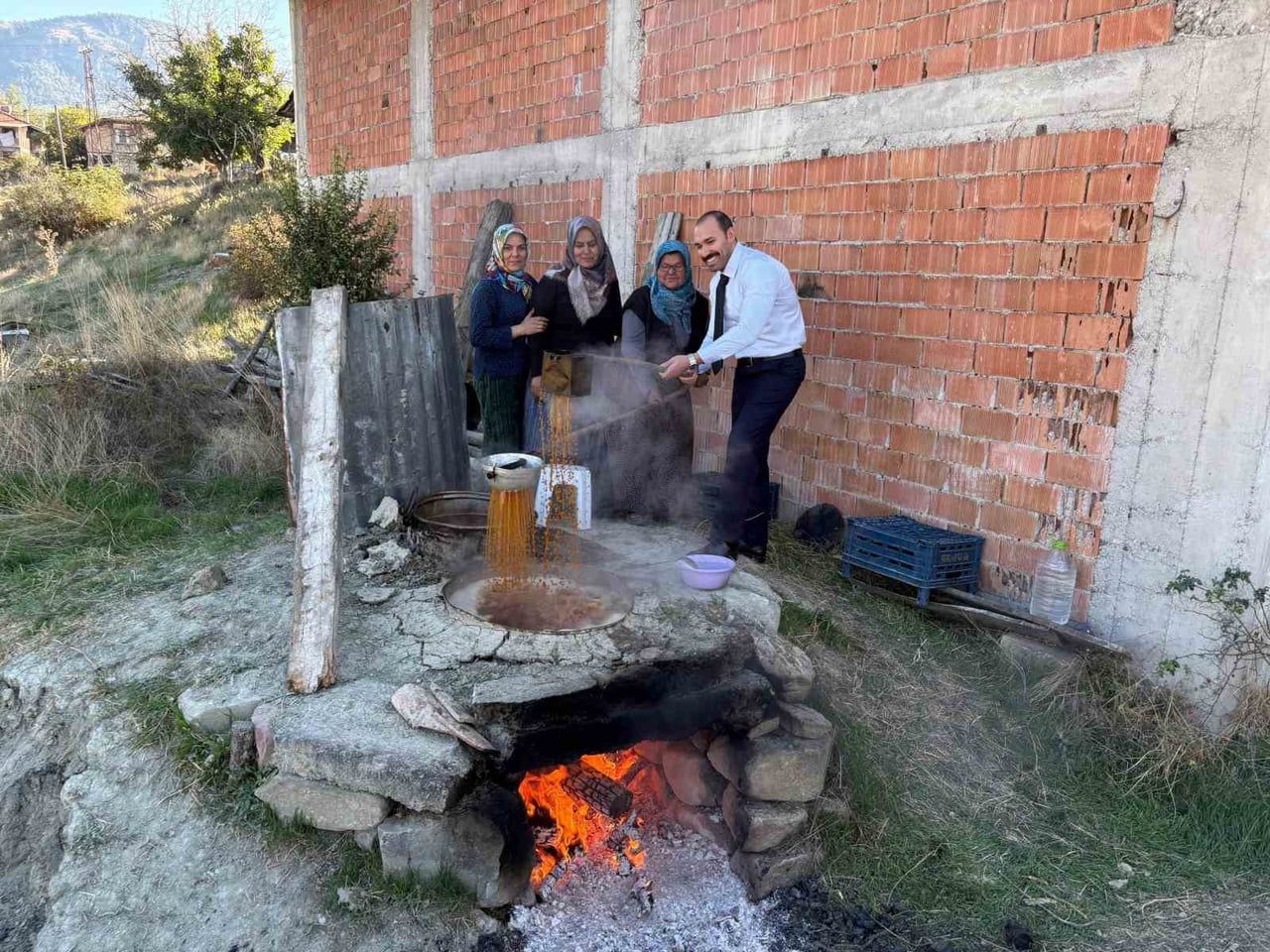 BOLU’NUN SEBEN İLÇESİNDE GELENEKSEL YÖNTEMLERLE PEKMEZ KAYNATAN VATANDAŞLARA, KAYMAKAM METEHAN...