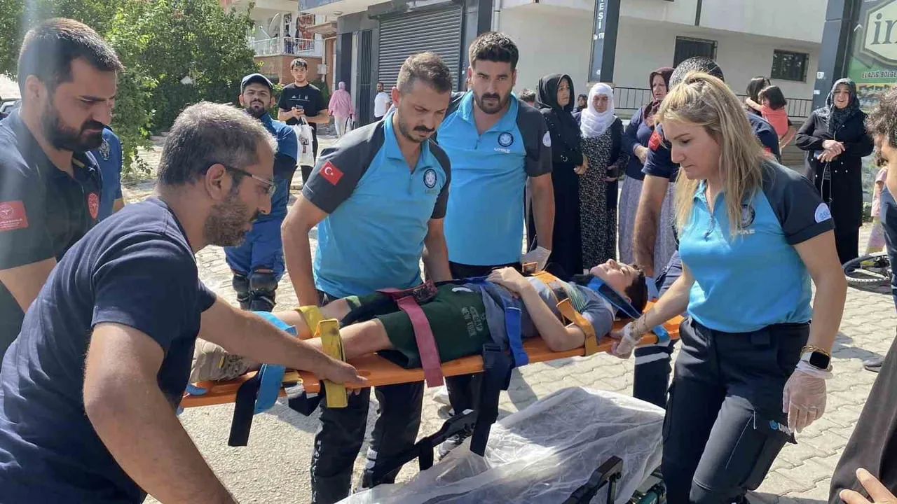 ELAZIĞ’DA BİSİKLETİN OTOMOBİLE ÇARPMASI SONUCU, BİSİKLETİN ÜSTÜNDE BULUNAN 3 ÇOCUK YARALANDI. KAZA...