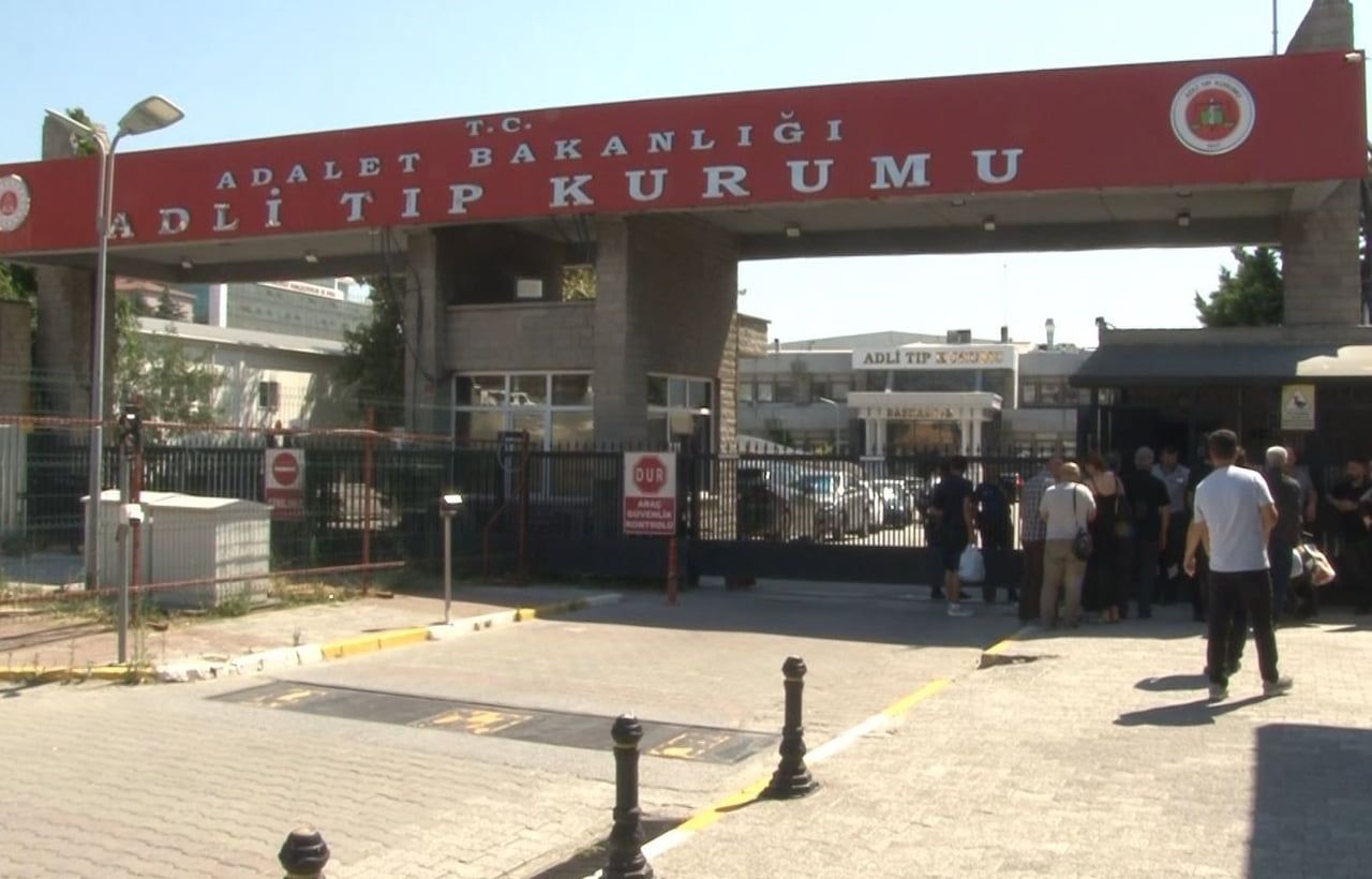 KAZADA HAYATINI KAYBEDEN POLİS MEMURUNUN CENAZESİ AİLESİ TARAFINDAN ADLİ TIP KURUMU’NDAN...