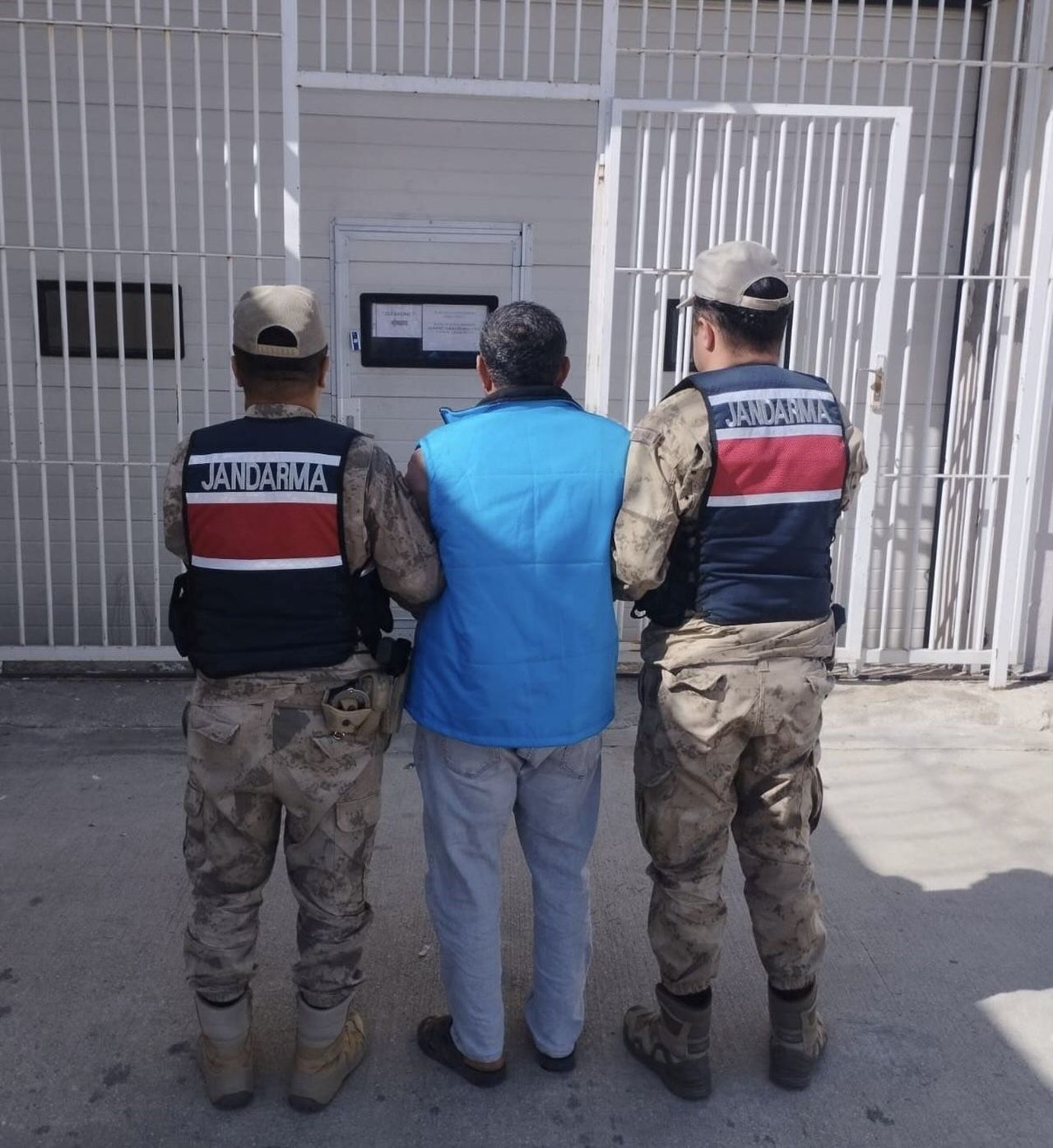 ŞANLIURFA’DA HAKKINDA 12 YIL 6 AY HAPİS CEZASI BULUNAN FİRARİ YAKALANDI