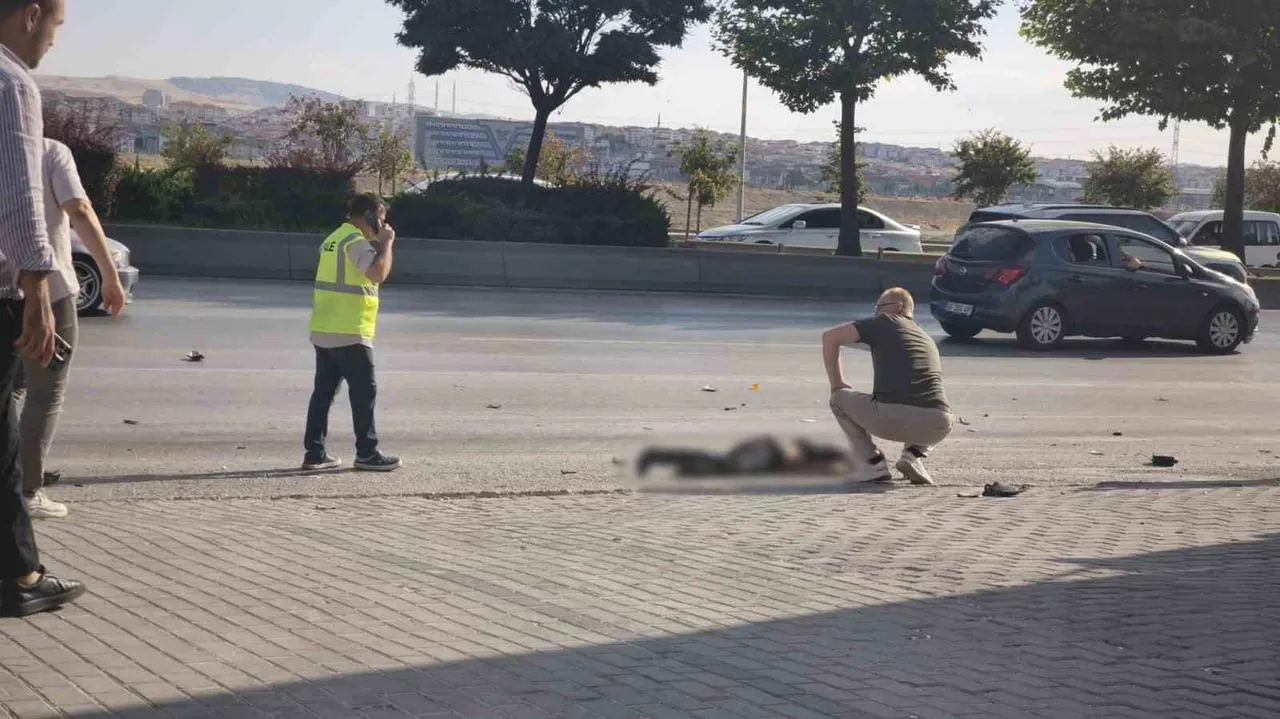 ANKARA’NIN ETİMESGUT İLÇESİNDE SEYİR HALİNDEKİ OTOMOBİLLE HENÜZ BELİRLENEMEYEN NEDENLE ÇARPIŞAN...