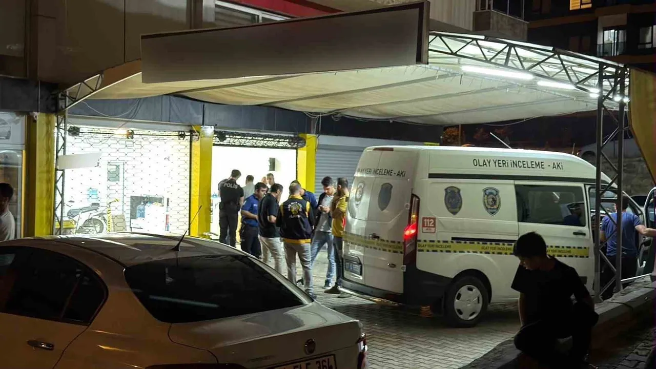 OLAY, DÜN AKŞAM SAAT 19.00 SIRALARINDA ALANYA'NIN FIĞLA MAHALLESİ BAĞCI CADDESİ ÜZERİNDEKİ BİR OTO...
