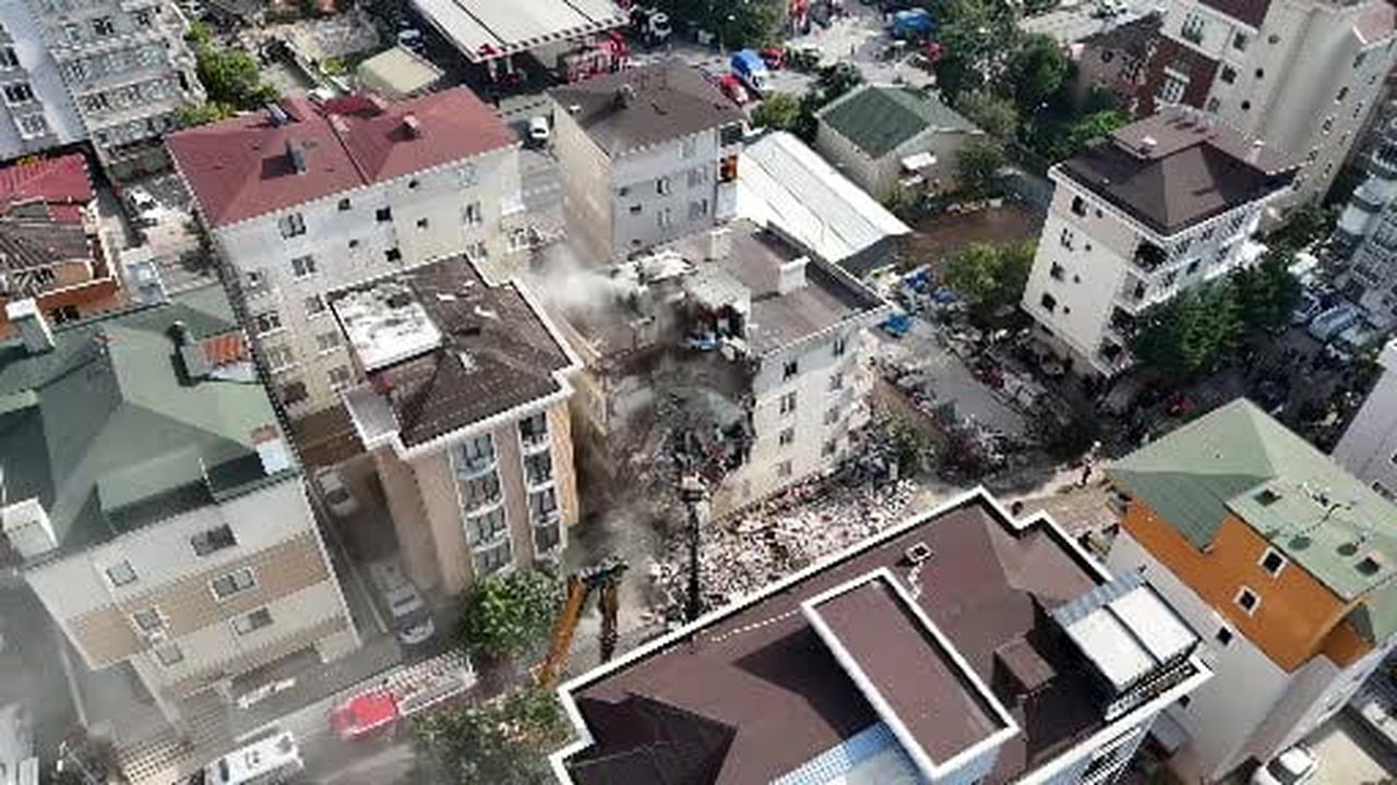 Maltepe'de çöken binanın üst katlarının kısmi yıkıma başlandı