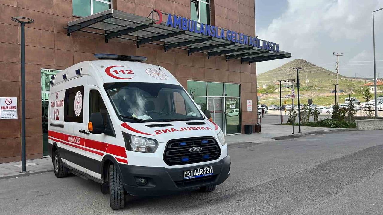 NİĞDE'NİN BOR İLÇESİNDE OTOMOBİL VE ÜÇ TEKERLEKLİ MOTOSİKLETİN ÇARPIŞMASI SONUCU MEYDANA GELEN...