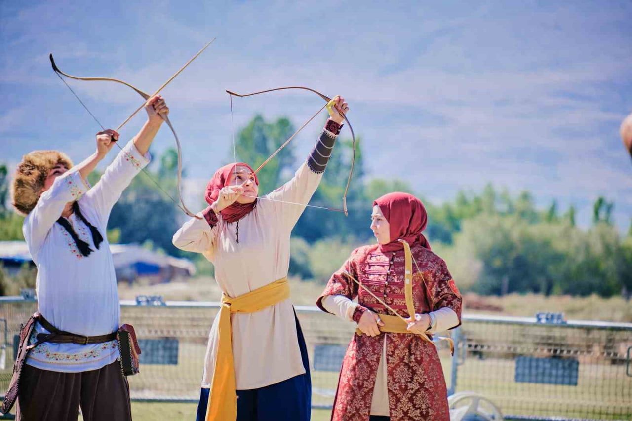 KEMANKEŞLER ERZİNCAN’DA ZİRVE İÇİN OKLARINI YARIŞTIRDI