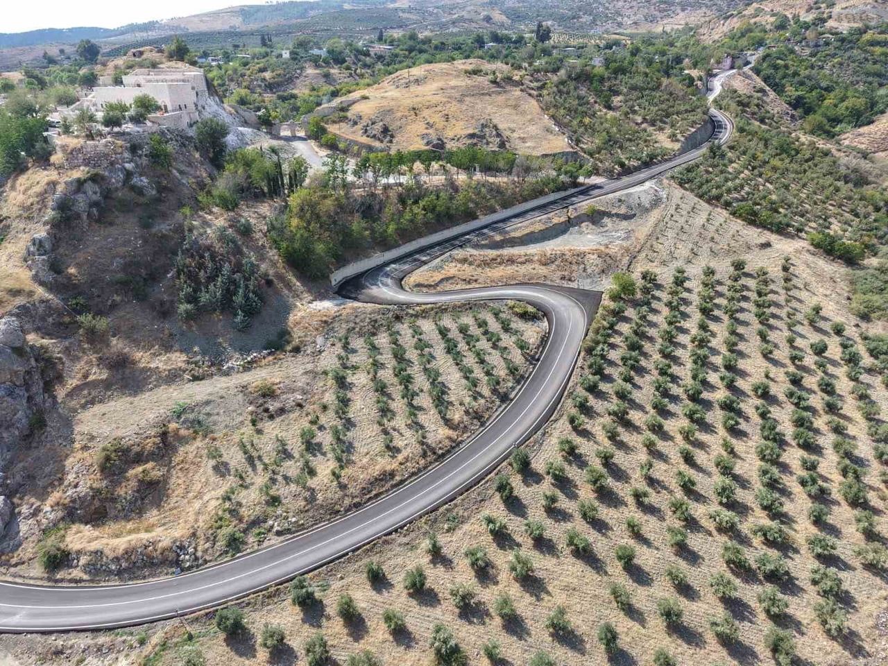HBB EKİPLERİ TARAFINDAN KIRIKHAN İLÇESİ ALAYBEYLİ MAHALLESİ’NİN 2 BİN 600 METRE UZUNLUĞUNDAKİ...