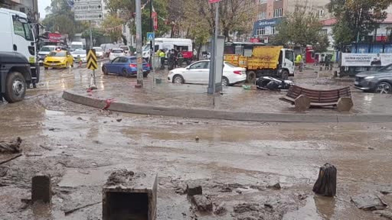 Ayazağa’da yağış hayatı felç etti: Vatandaşlar kendi imkanlarıyla dükkandan suyu tahliye...