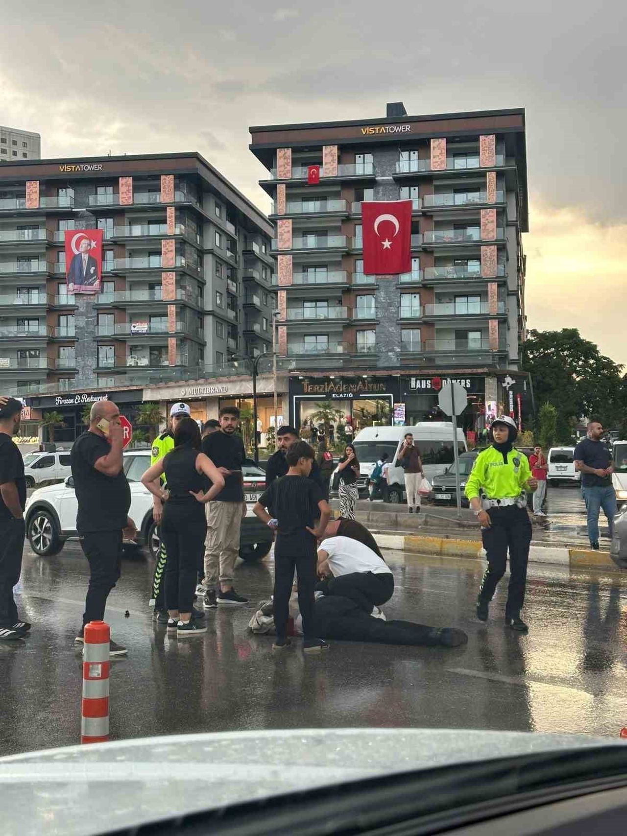 ELAZIĞ’DA YOLUN KARŞISINA GEÇMEYE ÇALIŞAN ADAM, OTOMOBİLİN ÇARPMASI SONUCU AĞIR YARALANDI