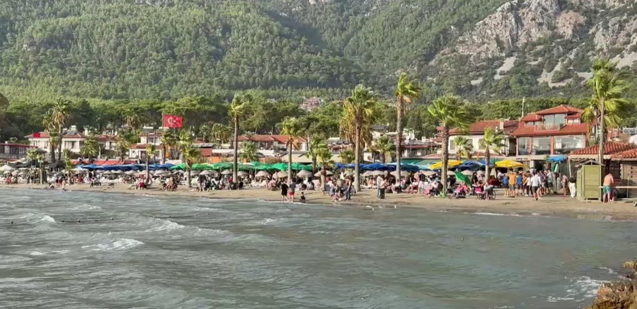 MUĞLA’NIN ULA İLÇESİNDEKİ TURİZM MERKEZİ AKYAKA, SONBAHARA RAĞMEN YAZ GÜNLERİNİ ARATMAYAN BİR...
