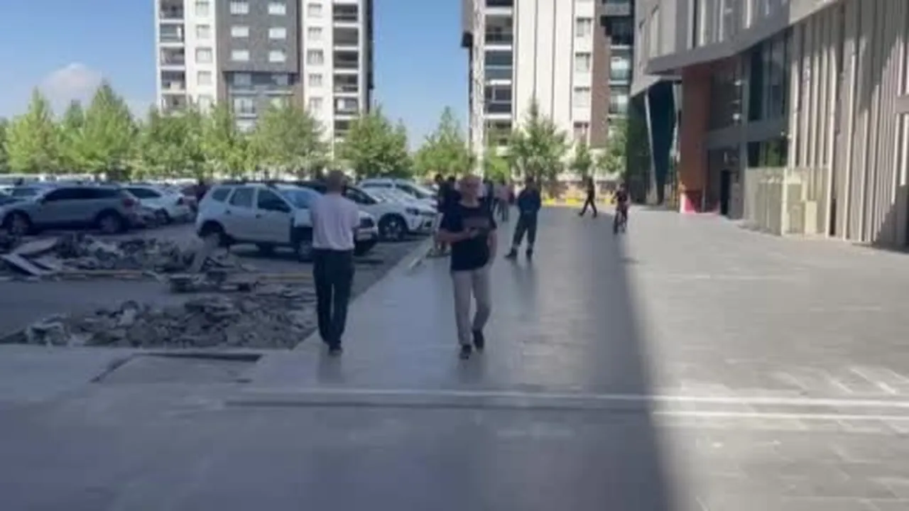 Güneydoğu'da meydana gelen deprem nedeniyle zeminde çatlama meydana geldi
