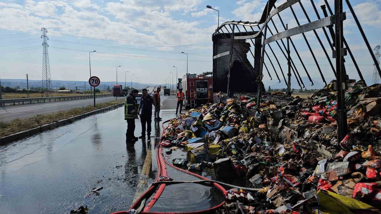 KAYSERİ'NİN KOCASİNAN İLÇESİNDE TIRIN DORSESİNDE YANGIN ÇIKTI. YANGIN İTFAİYE EKİPLERİ TARAFINDAN...
