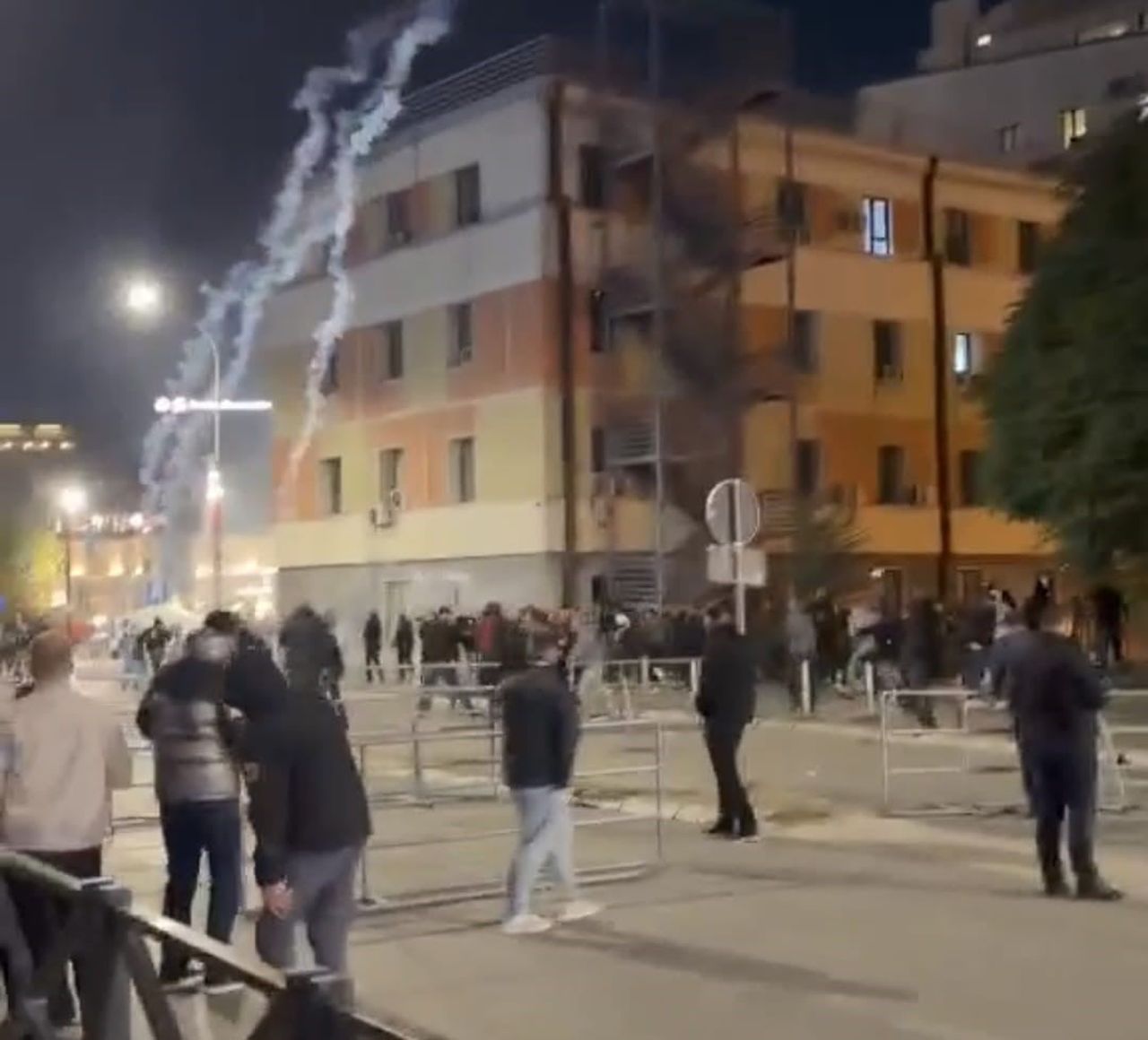 KOSOVA’DA PROTESTOCULAR İLE POLİS KARŞI KARŞIYA GELDİ