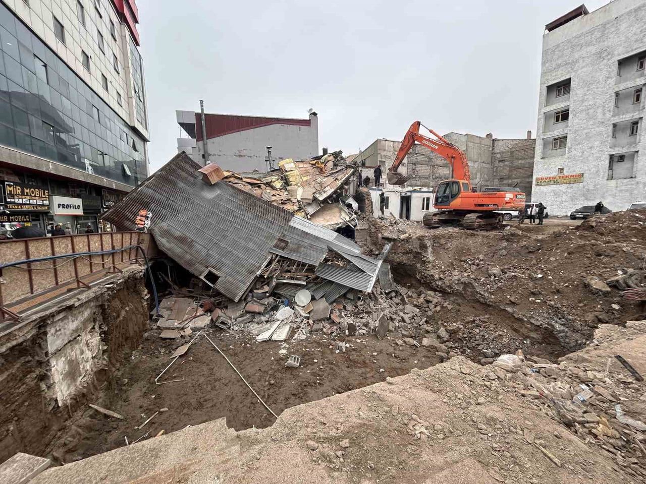 ESKİ BELEDİYE İŞ MERKEZİ’NİN BULUNDUĞU ALANDA SÜRDÜRÜLEN KAZI ÇALIŞMALARI SIRASINDA BİTİŞİKTEKİ...