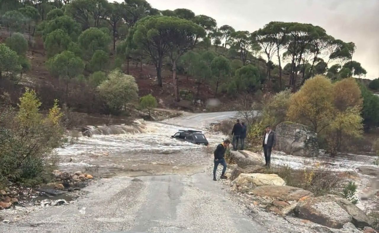 AYDIN’IN KOÇARLI İLÇESİNDE, SAĞANAK YAĞIŞLA BİRLİKTE SARIÇAY DERESİ’NİN TAŞMASI SONUCU YOLDAN...