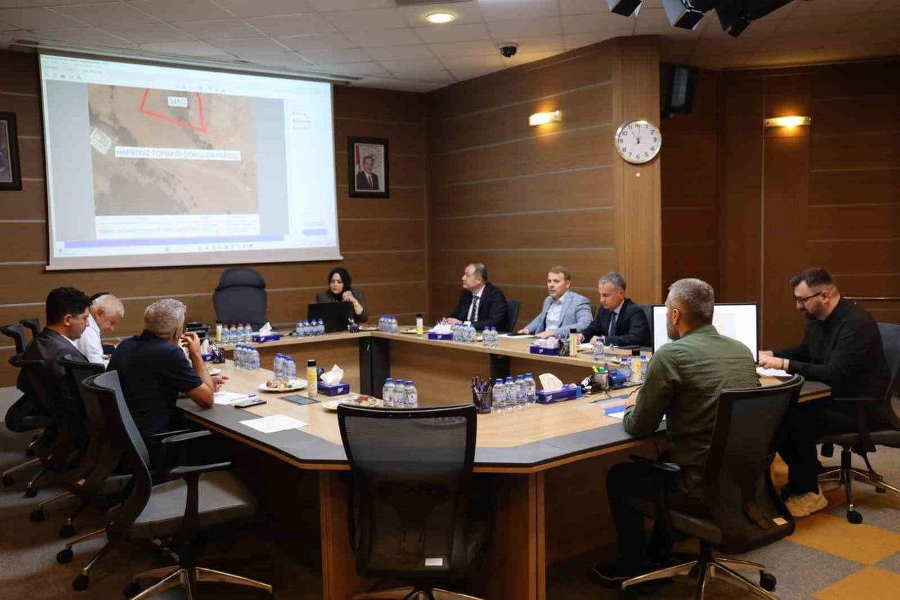 KOCAELİ BÜYÜKŞEHİR BELEDİYESİ ENCÜMENİ, GEBZE'DE KAÇAK HAFRİYAT DÖKTÜĞÜ TESPİT EDİLEN KİŞİYE 3...