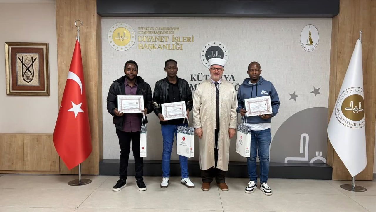 KÜTAHYA’DA YAŞAYAN VE TULU PORSELEN FABRİKASINDA TEKNİK PERSONEL OLARAK ÇALIŞAN KENYA VATANDAŞI ÜÇ...