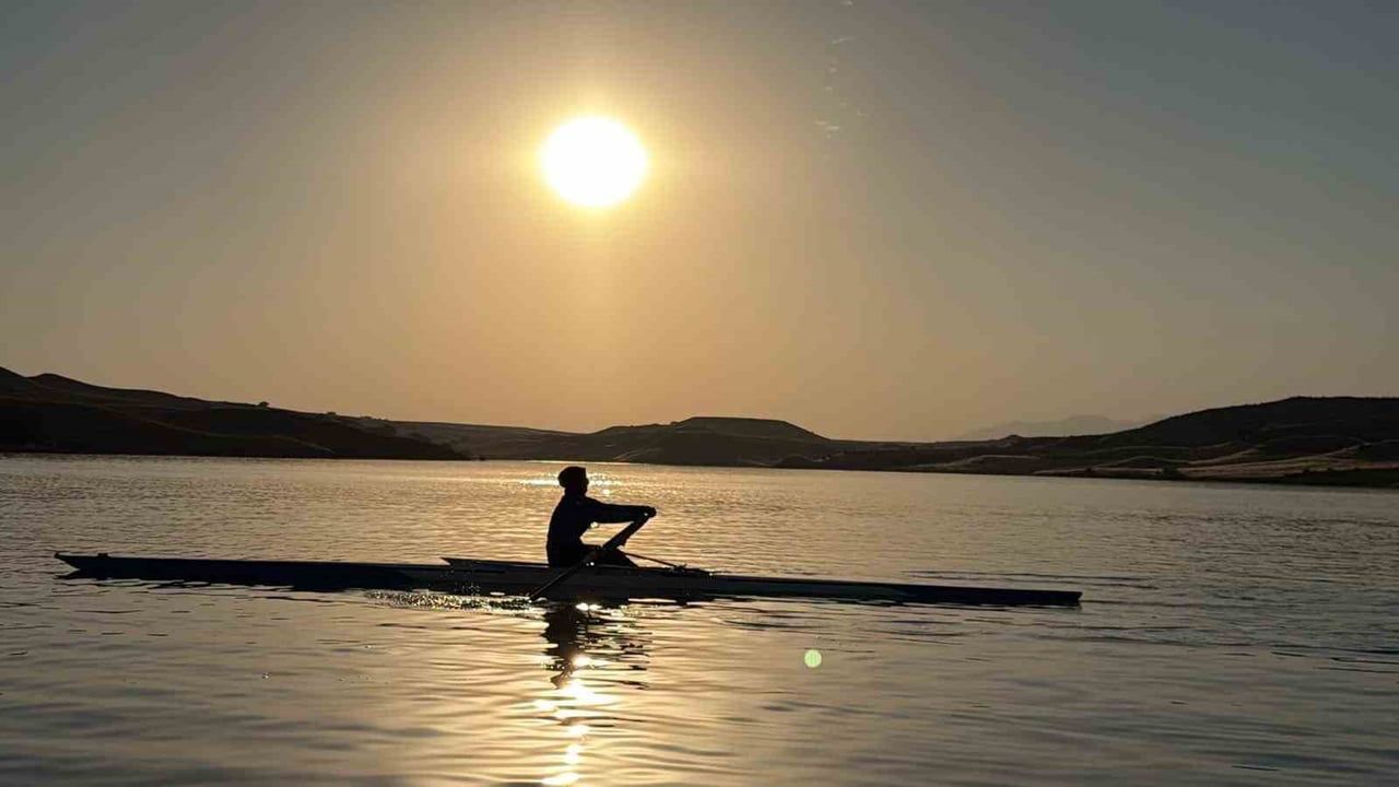 EMİNE ALKAYIŞ, KÜREK SPORUYLA HEM FİZİKSEL HEM DE PSİKOLOJİK OLARAK TOPARLANDI.
