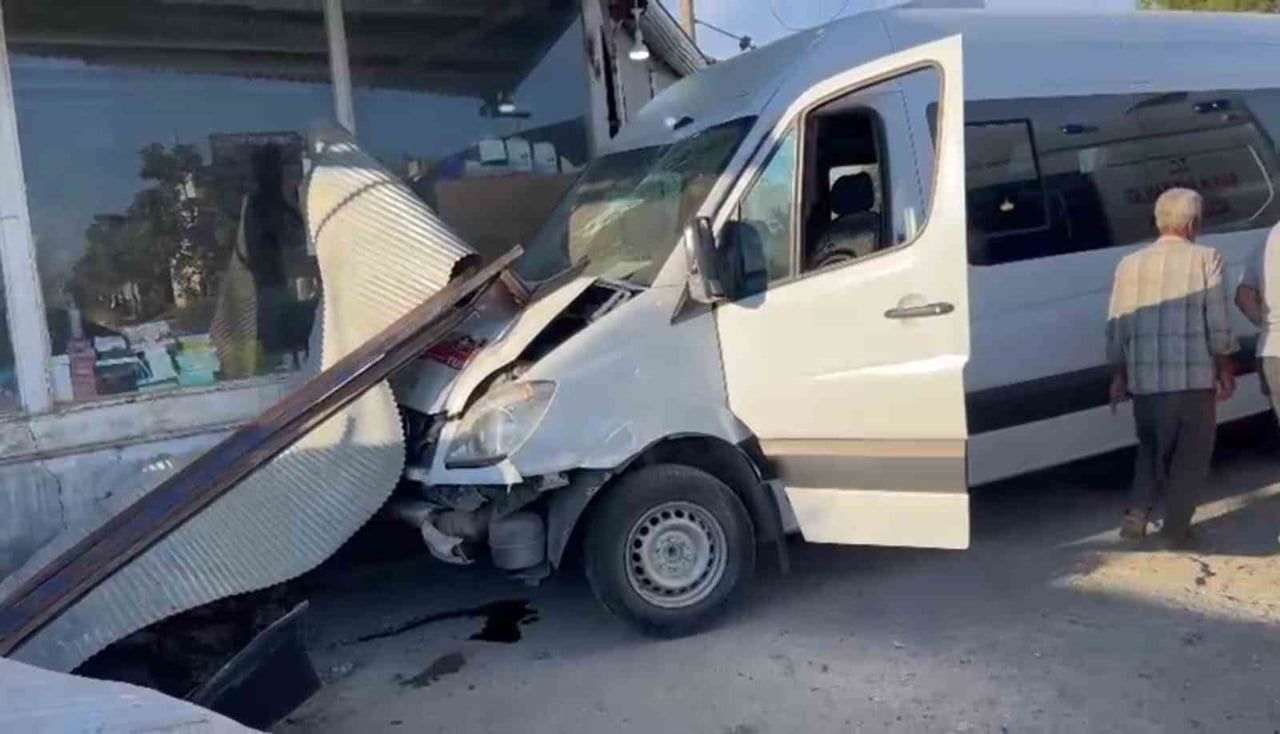 ŞANLIURFA'DA İŞÇİ SERVİSİ KONTROLDEN ÇIKARAK DÜKKANA DALDI. KAZADA 10 KİŞİ YARALANDI.