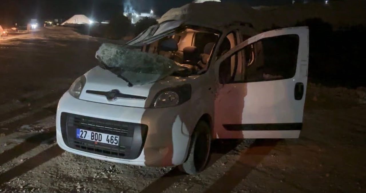 7 KİŞİNİN ÖLDÜĞÜ YOLDA YENİ KAZA: KONTROLDEN ÇIKAN HAFİF TİCARİ ARAÇ SAVRULDU, 6 KİŞİ...