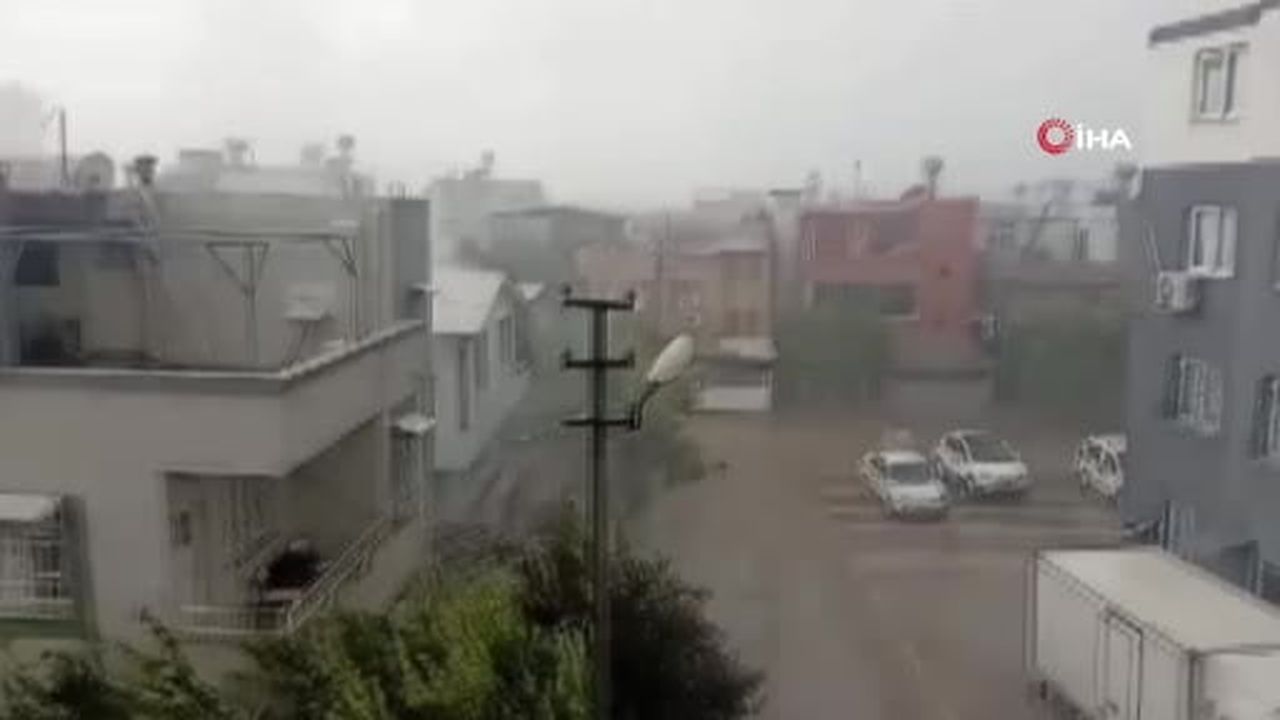 Sağanak yağış sele dönüştü, sürücüler zor anlar yaşadı: Kuvvetli fırtına çatıyı sokağa...