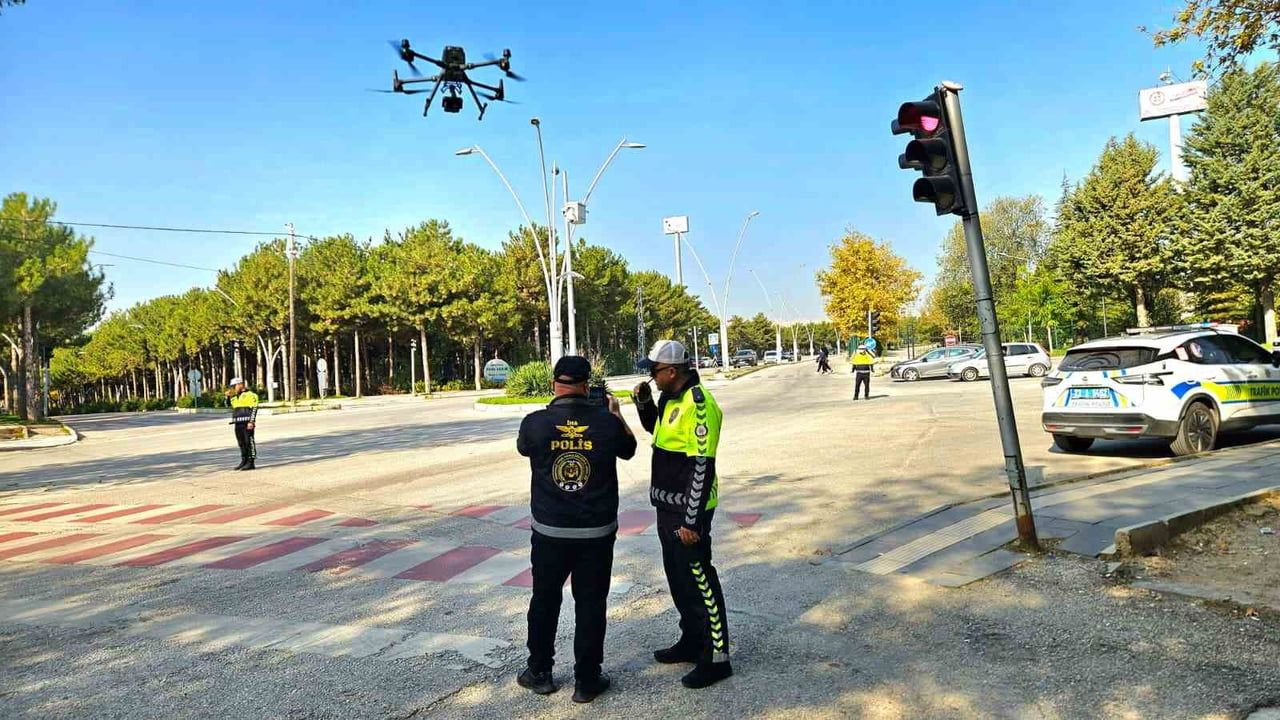 ELAZIĞ’DA KPSS ADAYLARININ KULLANDIĞI YOLLAR DRONLA DENETLENDİ