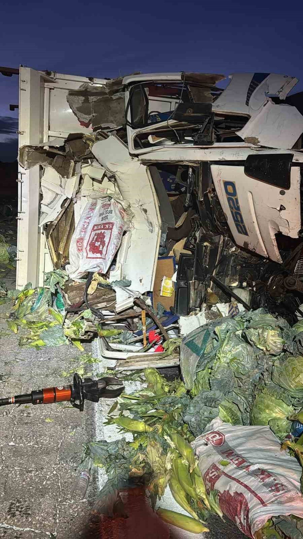 TARSUS-POZANTI OTOYOLUNDA KAMYON İLE TIRIN ÇARPIŞMASI SONUCU MEYDANA GELEN KAZADA 1 KİŞİ HAYATINI...