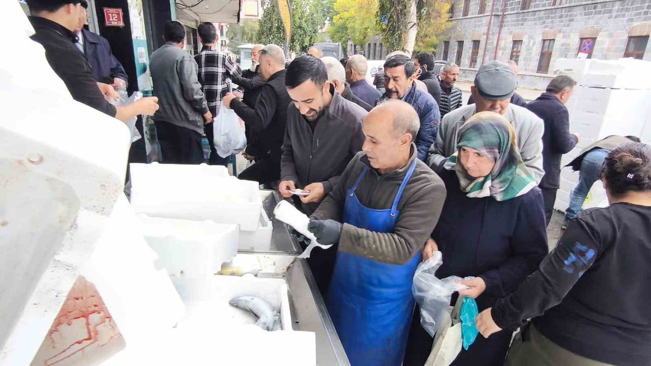 KARS’TA PALAMUT YOĞUNLUĞU: TANESİ 50 LİRADAN SATILDI, BALIKÇILARDA KUYRUK OLUŞTU(KARS-İHA)