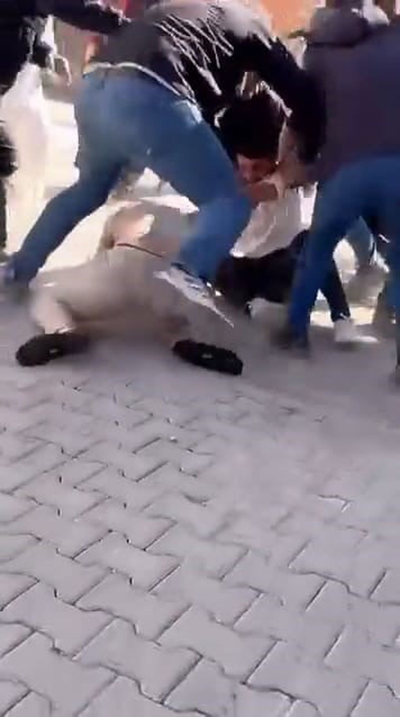 BURSA’DA MÜTEAHHİT İLE İNŞAAT İŞÇİLERİ ARASINDA ALACAK-VERECEK MESELESİ NEDENİYLE ÇIKAN KAVGADA 8...