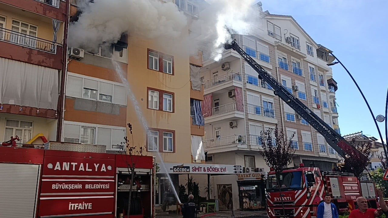 ANTALYA'NIN MANAVGAT İLÇESİNDE 5 KATLI BİNADA ÇIKAN YANGIN, KORKU DOLU ANLARIN YAŞANMASINA NEDEN...