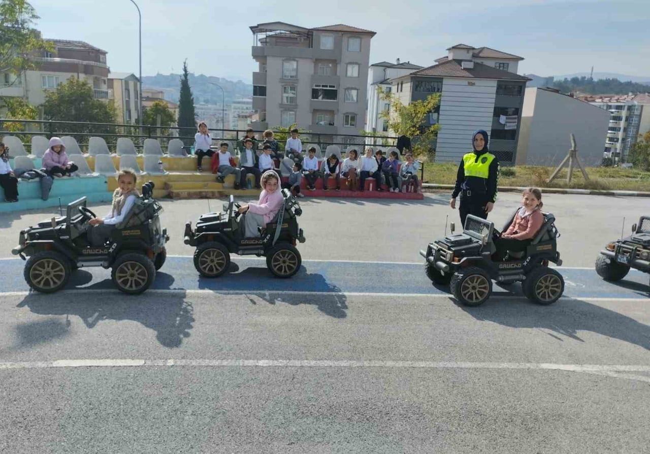 BİLECİK’TE 23 ÖĞRENCİYE UYGULAMALI TRAFİK EĞİTİMİ