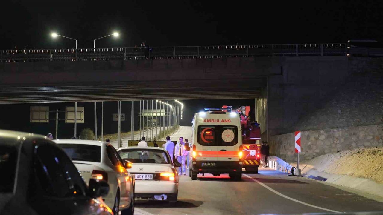 KARAMAN’DA KIZ ARKADAŞIYLA TARTIŞTIĞI ÖNE SÜRÜLEN VE ÜST GEÇİDE ÇIKARAK İNTİHARA KALKIŞAN GENÇ...
